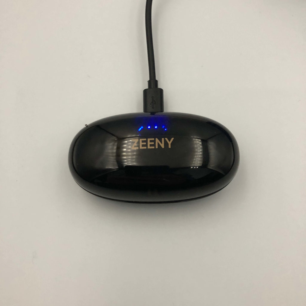 付属USBケーブルでZeeny Lightsを充電