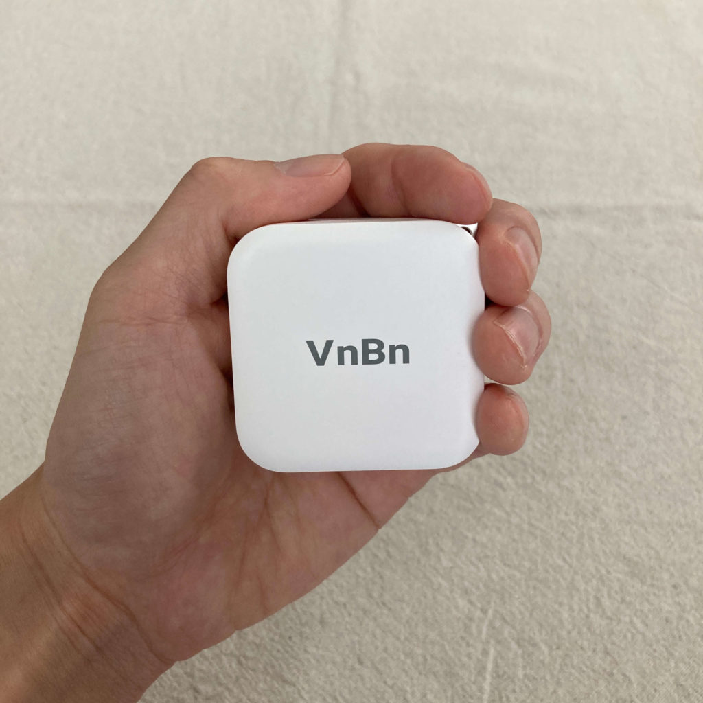 VnBnの充電器は手の平サイズ