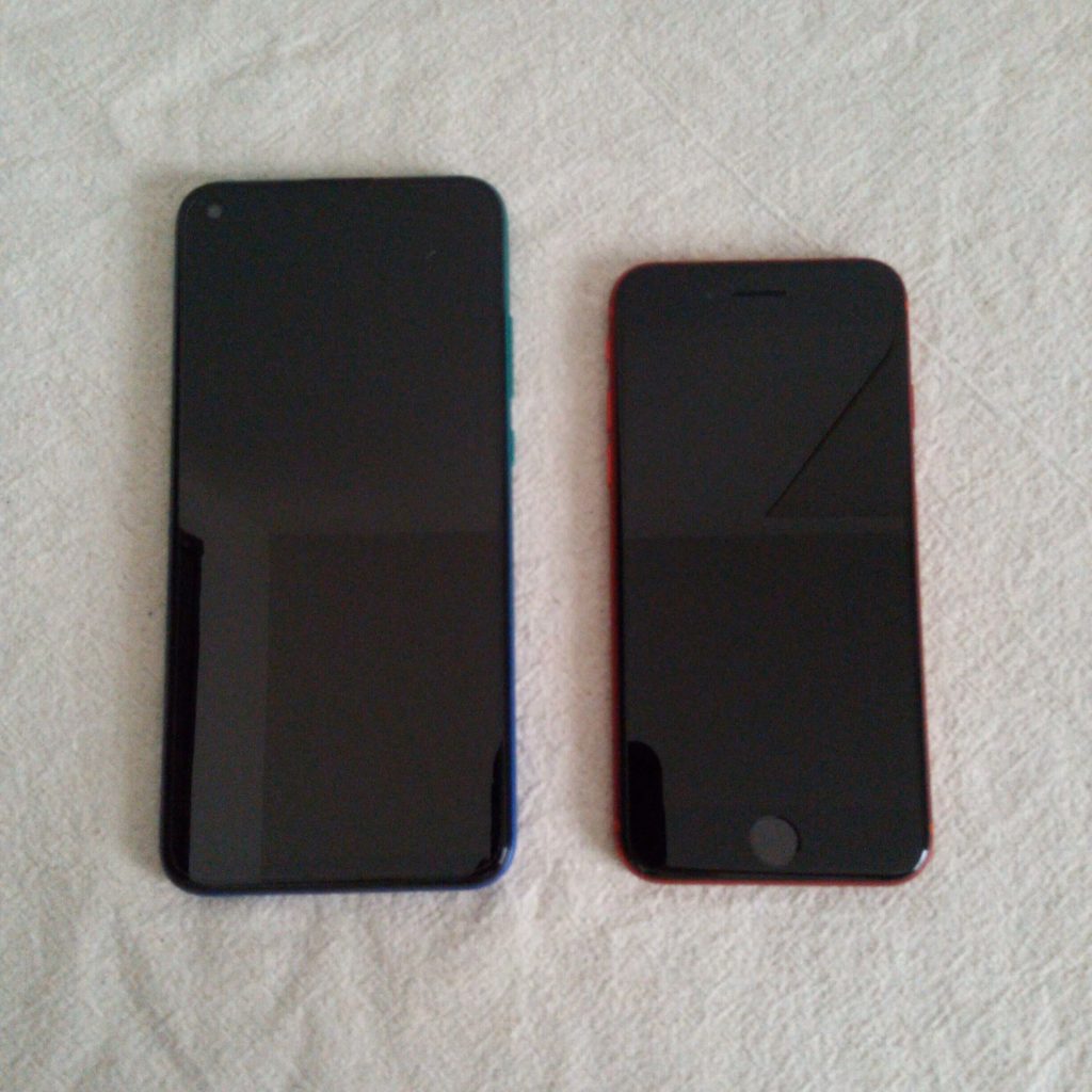P40 lite EとiPhone SEのサイズ比較②