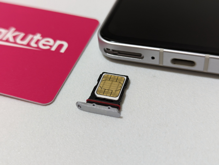 Zenfone 9に楽天モバイルのSIMカードを装着